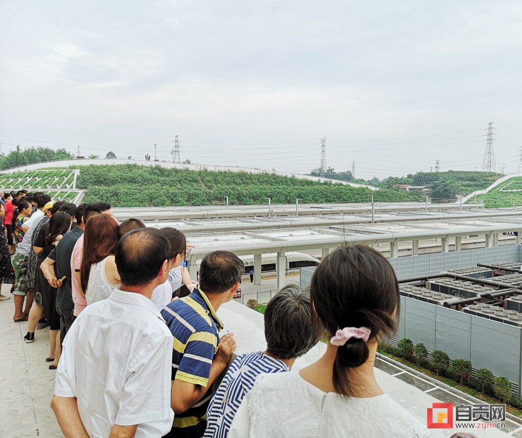 可出行可打卡！高铁自贡站人气爆棚-3.jpg