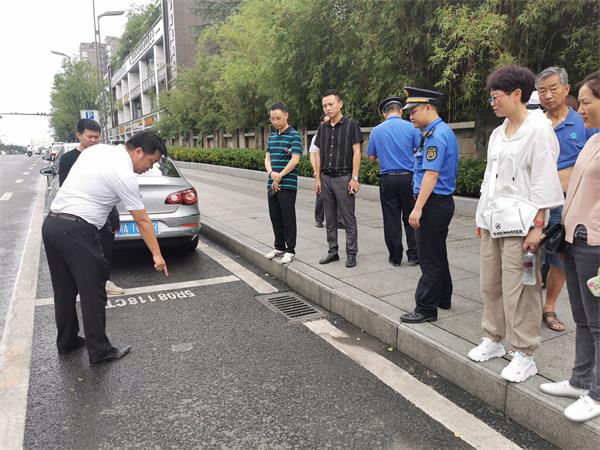 自贡：城投开放日 市民代表走进公共停车场点-1.jpg
