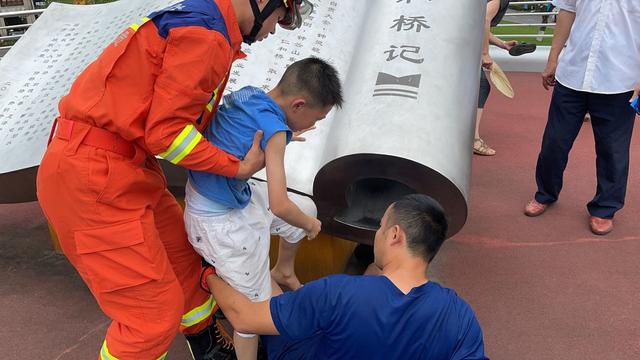 自贡一小朋友被卡“书卷” 消防员3分钟救出-1.jpg