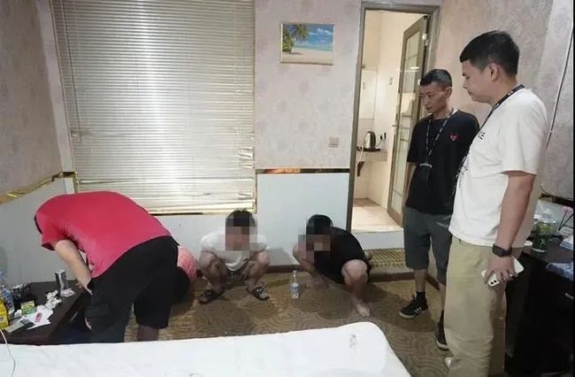 富顺捣毁一非法窝点，10人被抓！-4.jpg