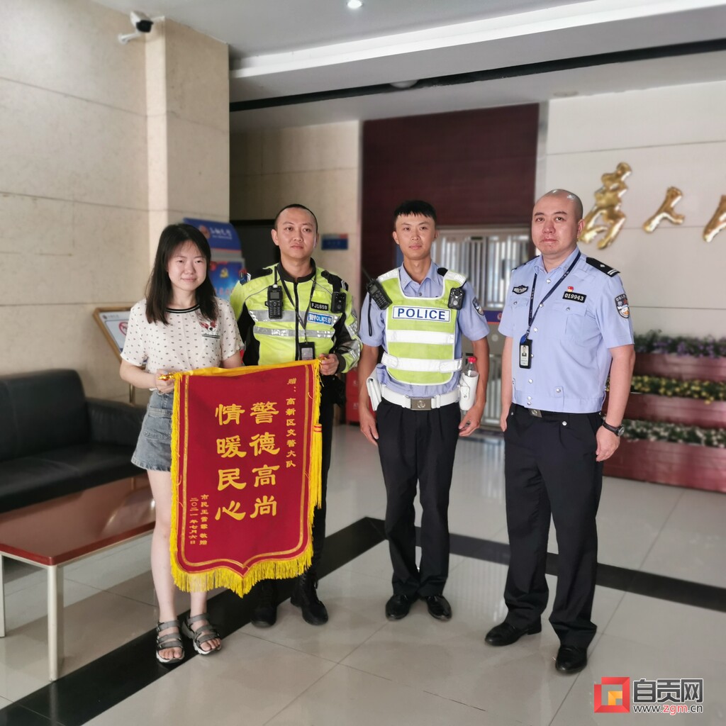 惊险！女子驾车途中突然昏迷 交警路人联手救人-1.jpg