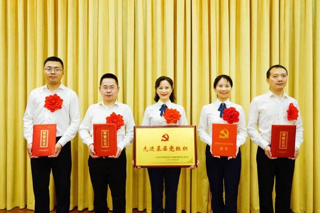 自贡银行一批先进集体和个人受表彰-1.jpg
