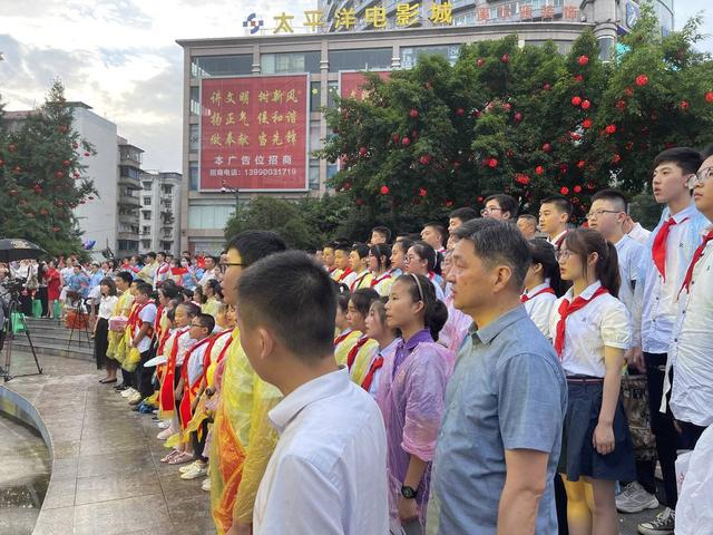 自贡汇东实验学校举行“红心向党”文艺晚会并向优秀教师及学生颁发奖学金-3.jpg