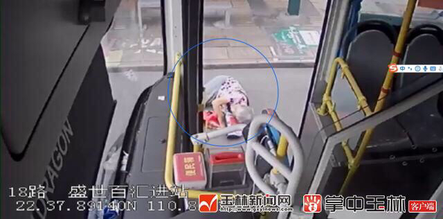 老人摔倒在地，公交司机停车搀扶-1.jpg