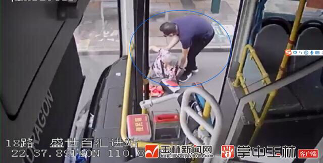 老人摔倒在地，公交司机停车搀扶-2.jpg