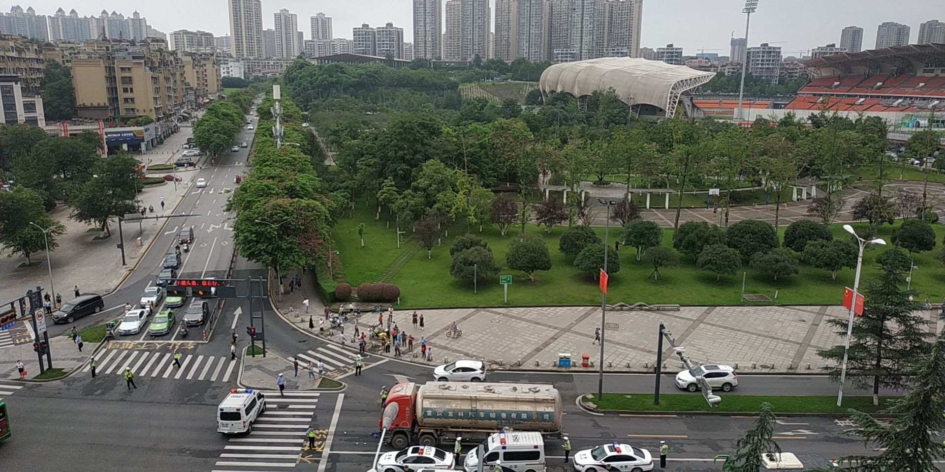 汇川路体育馆红绿灯处出车祸了！-1.jpg
