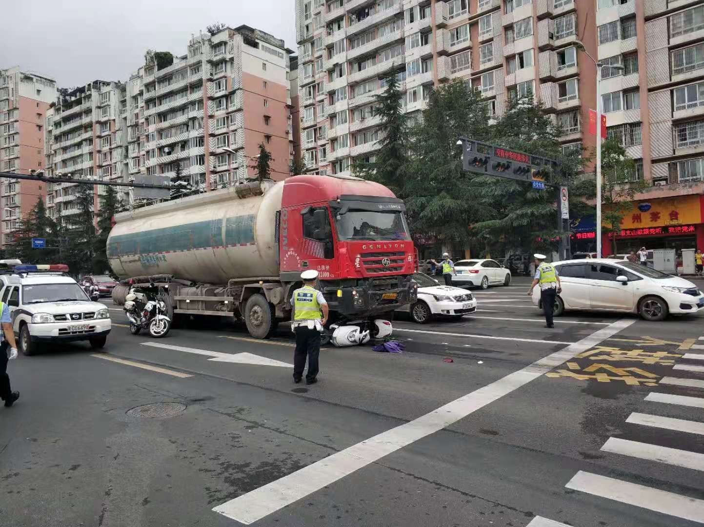 汇川路体育馆红绿灯处出车祸了！-2.jpg