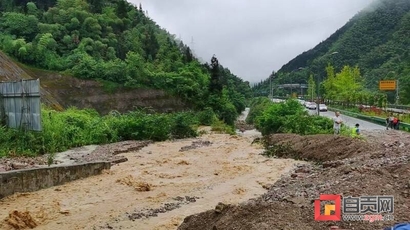 雅康高速紫石隧道断道 通行时间待定-2.jpg