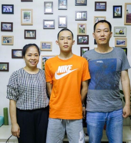 正能量！自贡一18岁高中生勇救落水男子-1.jpg