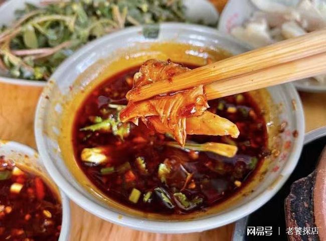 自贡著名的“蘸水菜”，一瓶蘸水卖15元，辣到你“菊花残”-5.jpg