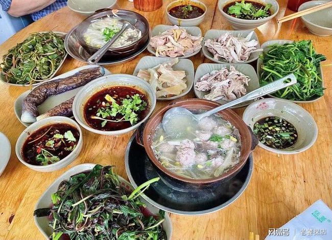 自贡著名的“蘸水菜”，一瓶蘸水卖15元，辣到你“菊花残”-2.jpg