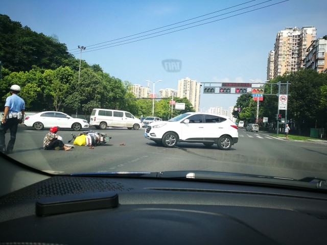 大热天，都很慌，大岩洞红绿灯车祸-1.jpg