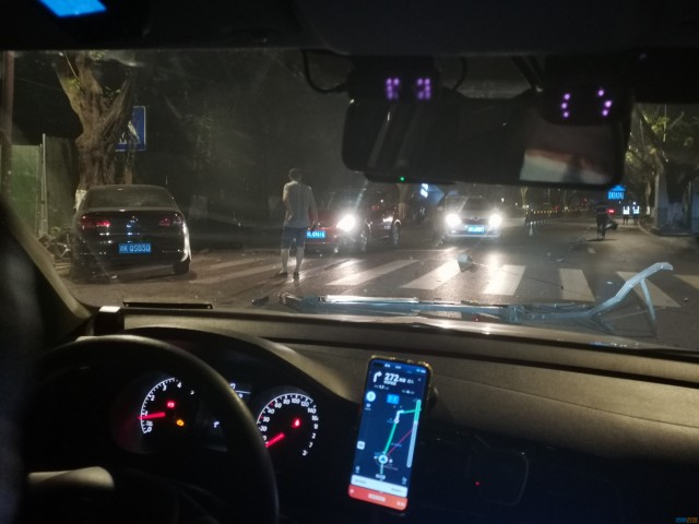 光大街发生一起车祸，气囊都弹出来啊-1.jpg