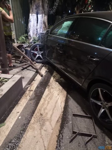 光大街发生一起车祸，气囊都弹出来啊-3.jpg