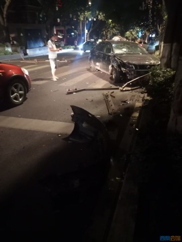 光大街发生一起车祸，气囊都弹出来啊-2.jpg