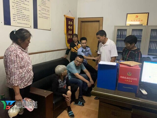 12小时搜寻 警民齐心找回八旬老人-1.jpg