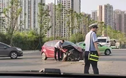 自贡高峰公园附近发生车祸！车头都报废了-2.jpg