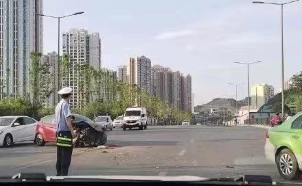 自贡高峰公园附近发生车祸！车头都报废了-4.jpg
