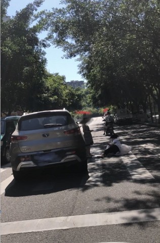 坐标滋滋烤鱼门口斑马线，这个嬢嬢是被撞啊还是碰瓷哦？-4.jpg