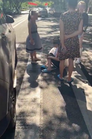 坐标滋滋烤鱼门口斑马线，这个嬢嬢是被撞啊还是碰瓷哦？-2.jpg