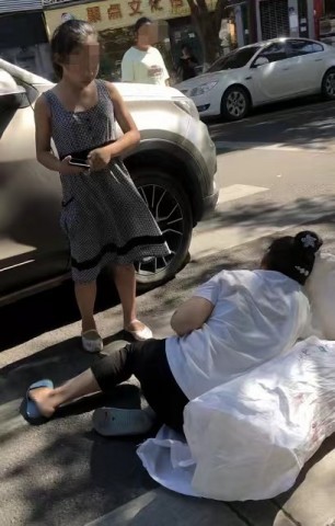 坐标滋滋烤鱼门口斑马线，这个嬢嬢是被撞啊还是碰瓷哦？-3.jpg