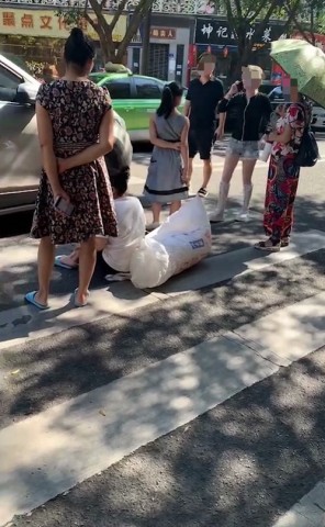坐标滋滋烤鱼门口斑马线，这个嬢嬢是被撞啊还是碰瓷哦？-1.jpg