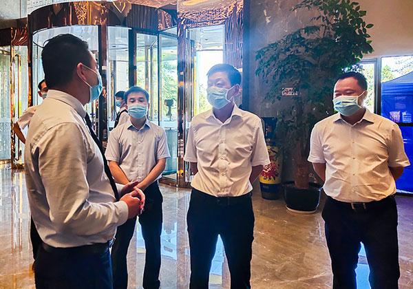 富顺县委书记杨斌督导疫情防控工作-1.jpg