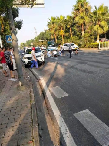 今早7点过，一碗水车站2个婆婆横穿马路被撞了.....-1.jpg