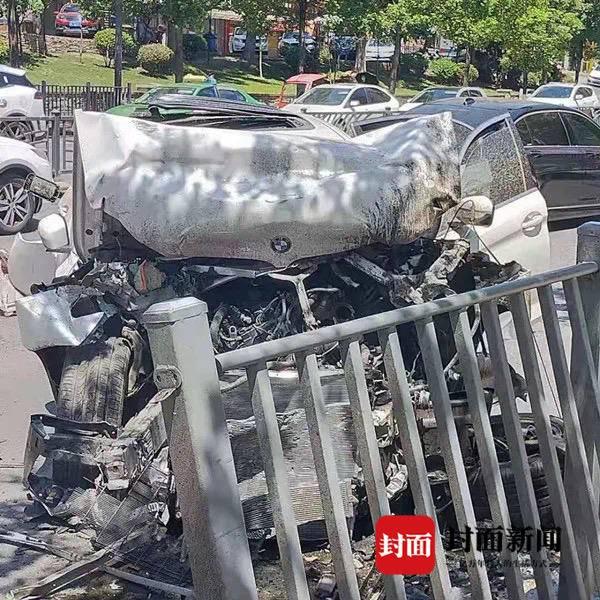 自贡一宝马连撞6辆车，1人死亡3人受伤-1.jpg