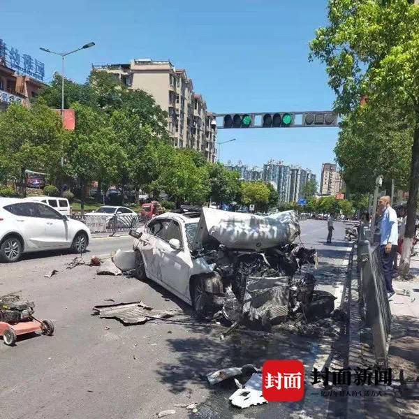 自贡一宝马连撞6辆车，1人死亡3人受伤-2.jpg
