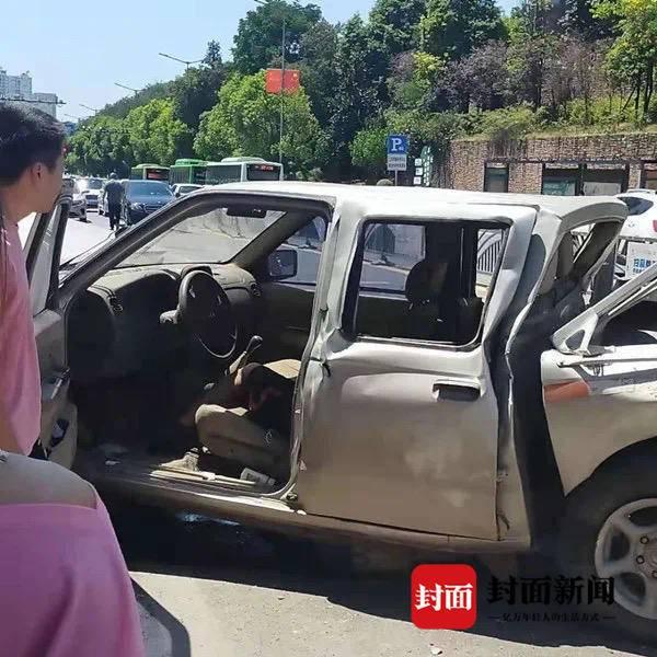 自贡一宝马连撞6辆车，1人死亡3人受伤-3.jpg