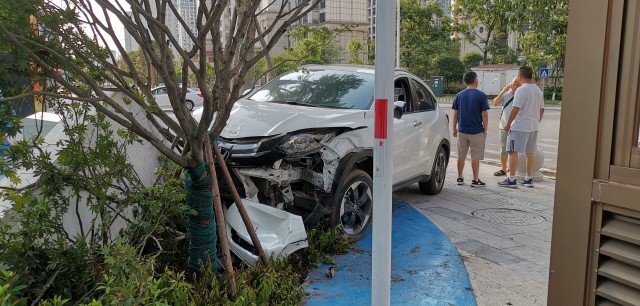 大清早的，华商十字路口又发生车祸！-1.jpg