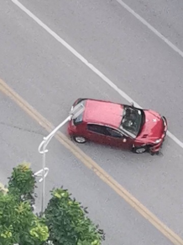大清早的，华商十字路口又发生车祸！-4.jpg