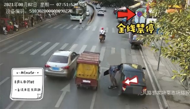 停车忘记拉手刹 自贡街头上演“无人驾驶”？-1.jpg