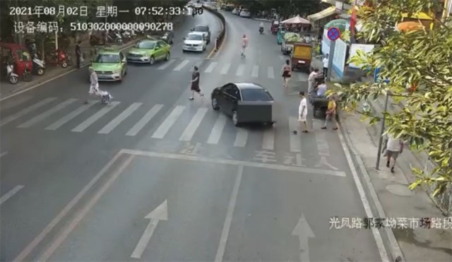 停车忘记拉手刹 自贡街头上演“无人驾驶”？-2.jpg