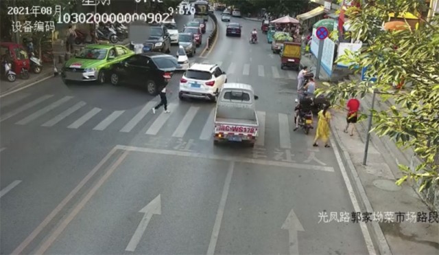 停车忘记拉手刹 自贡街头上演“无人驾驶”？-3.jpg