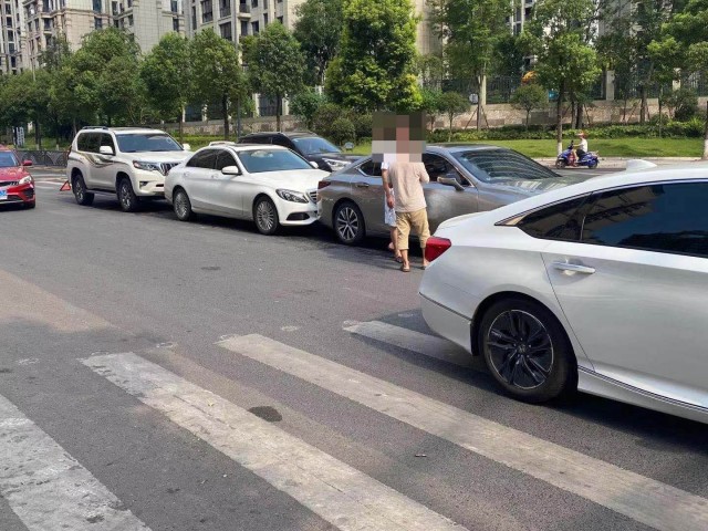 汇南路三车追尾,开车也要小心哟-1.jpg