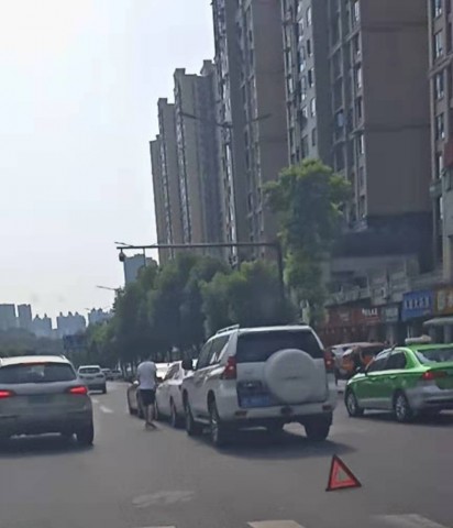 汇南路三车追尾,开车也要小心哟-3.jpg
