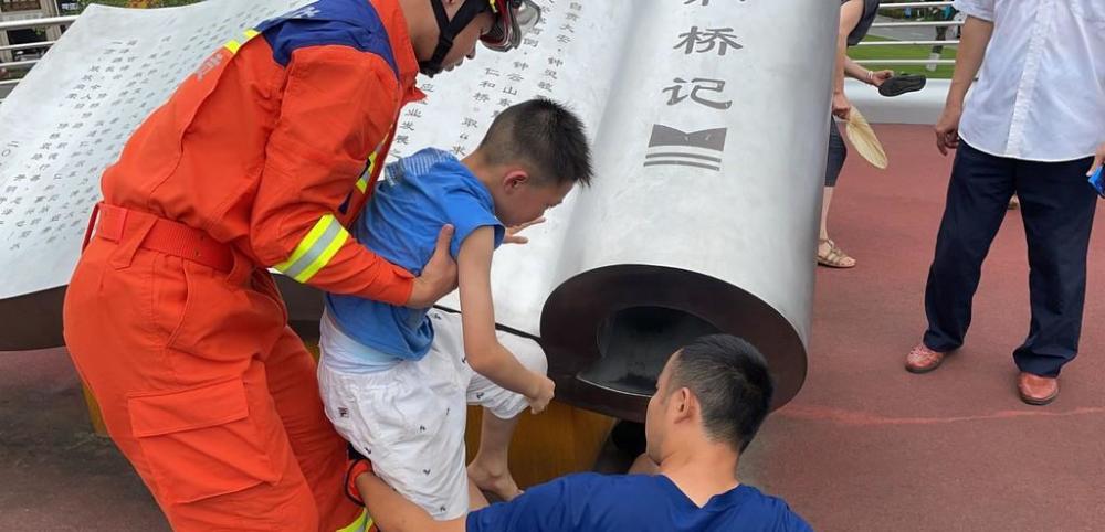 自贡一小朋友被卡“书卷” 消防员3分钟救出-1.jpg
