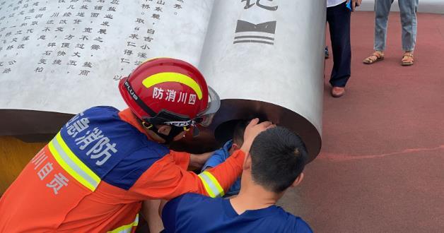自贡一小朋友被卡“书卷” 消防员3分钟救出-2.jpg