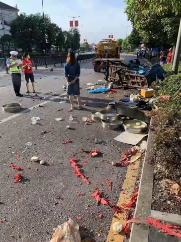 吓人！天海苑富源路一小车早上五点疑似酒驾，撞到一早餐车，造成一死一伤-2.jpg