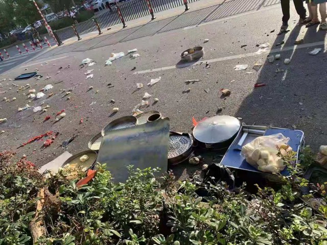 吓人！天海苑富源路一小车早上五点疑似酒驾，撞到一早餐车，造成一死一伤-5.jpg