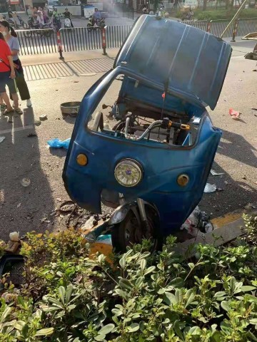 吓人！天海苑富源路一小车早上五点疑似酒驾，撞到一早餐车，造成一死一伤-3.jpg