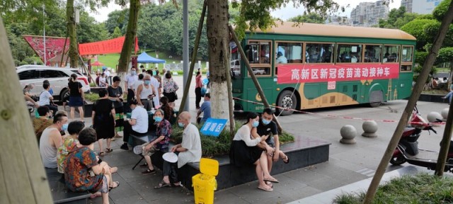 公交车上打疫苗！高新区“新冠疫苗流动接种车”首站开进汇东公园广场-3.jpg