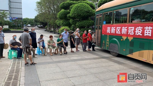 公交车上打疫苗！高新区“新冠疫苗流动接种车”首站开进汇东公园广场-2.jpg
