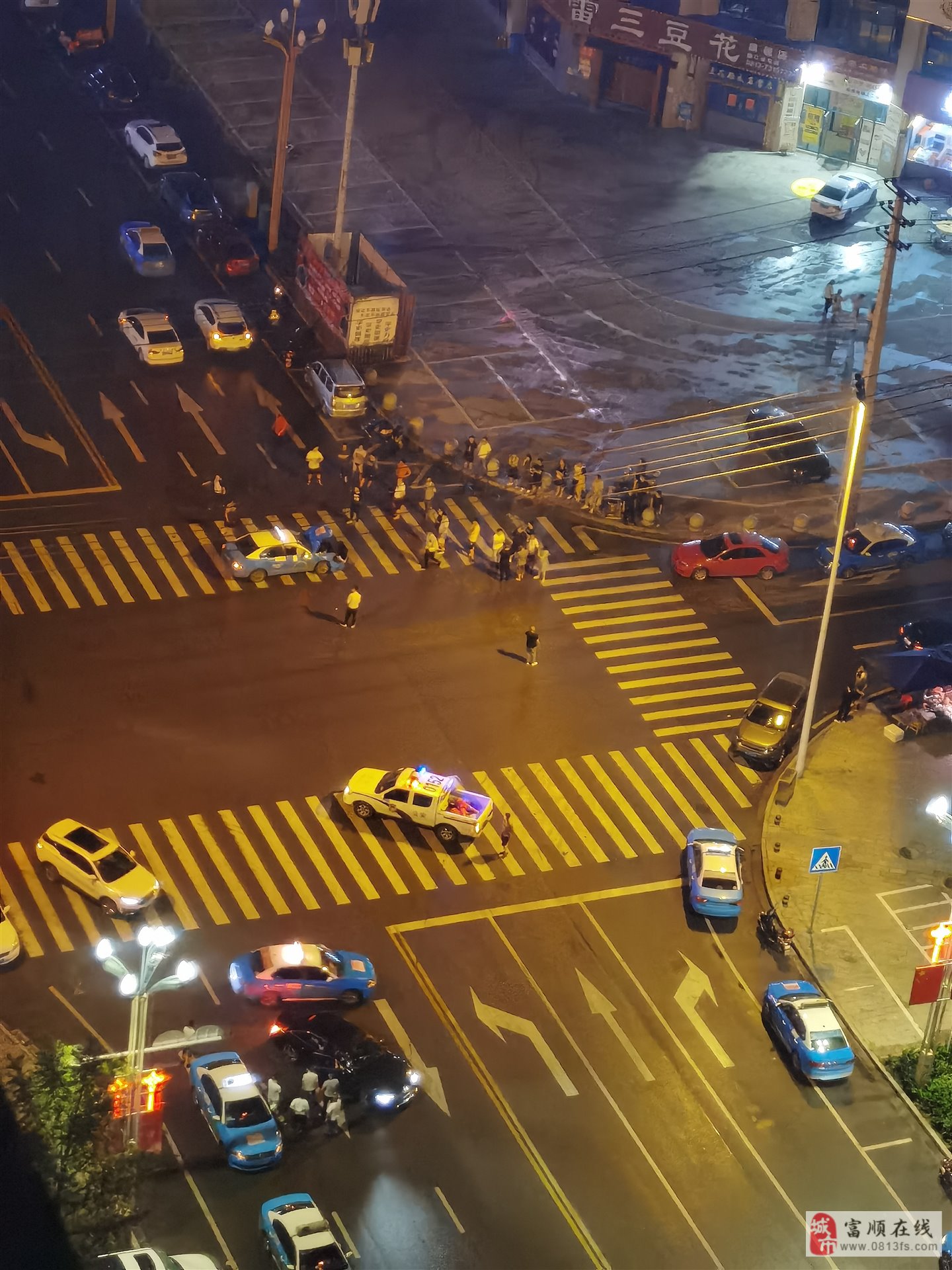 富顺时代广场附近发生一起车祸，网友拍下这一幕......-1.jpg