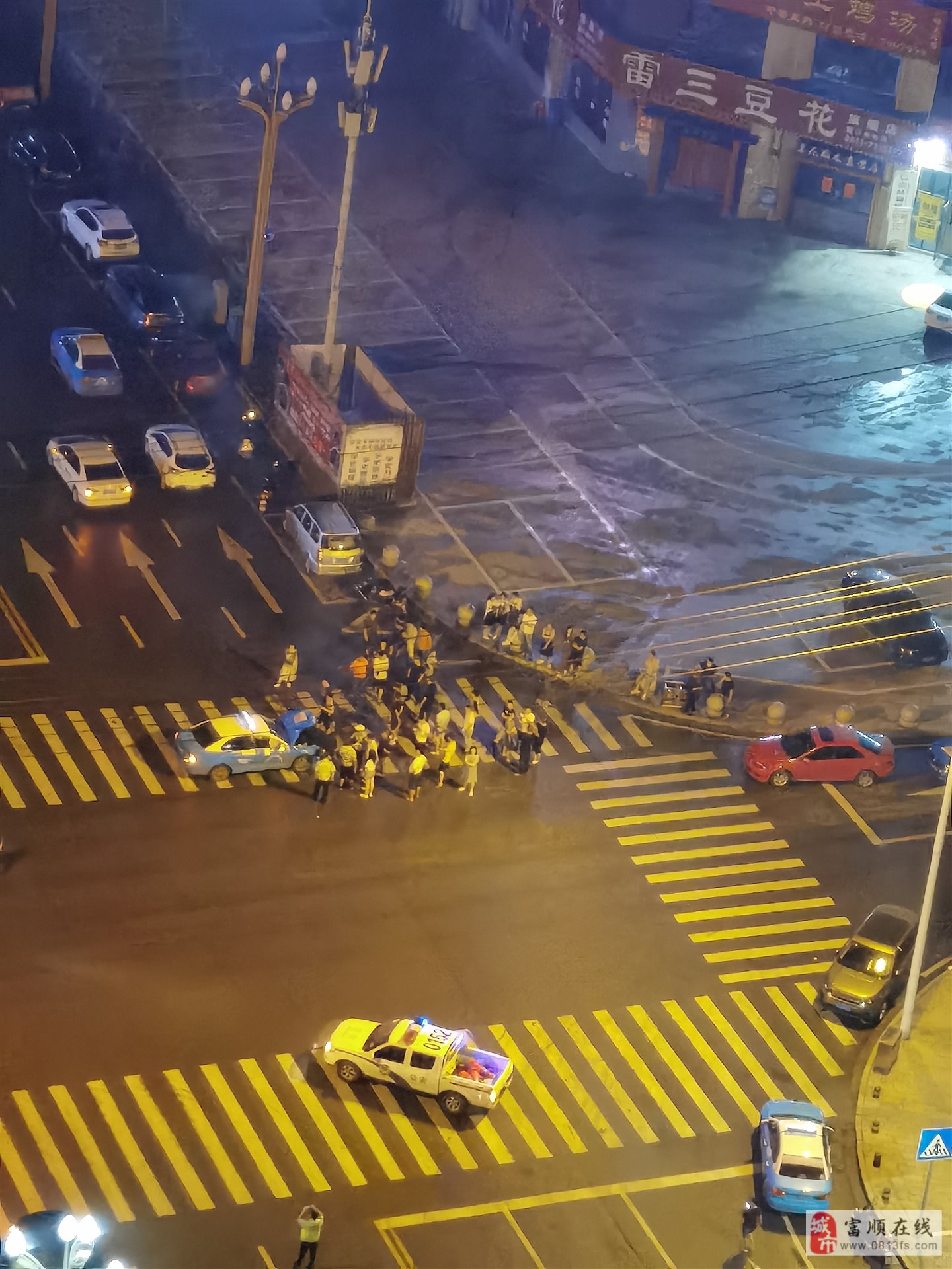 富顺时代广场附近发生一起车祸，网友拍下这一幕......-3.jpg