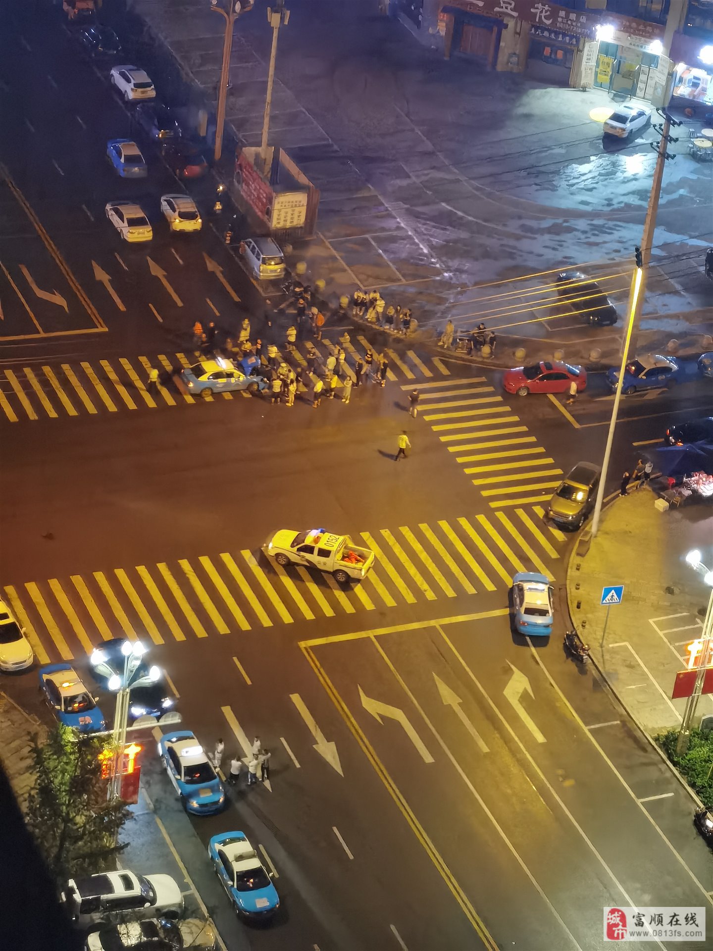 富顺时代广场附近发生一起车祸，网友拍下这一幕......-2.jpg