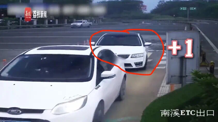 车技“不错”，男子跟车蹭ETC逃费158次，移交法办！-1.jpg