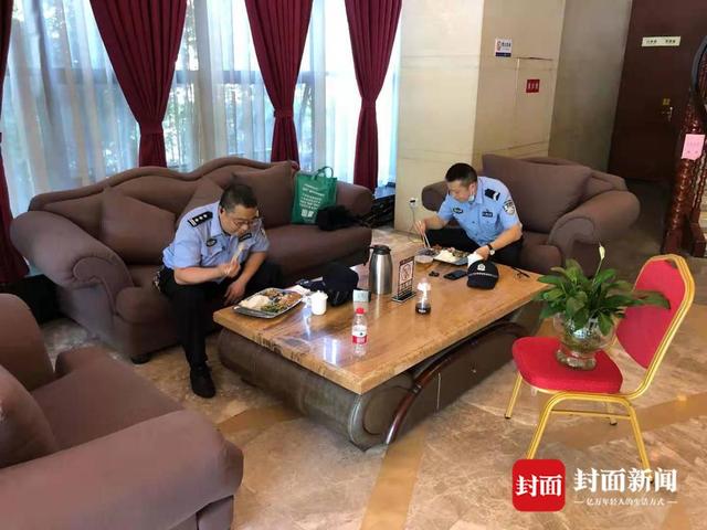 自贡高新区集中隔离观察百余人，民警6个班24小时全天候守护-2.jpg
